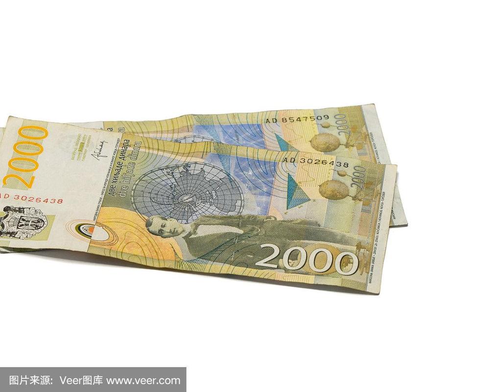 两张面值2000塞尔维亚第纳尔的钞票,上面是气候科学家米卢廷·米兰科