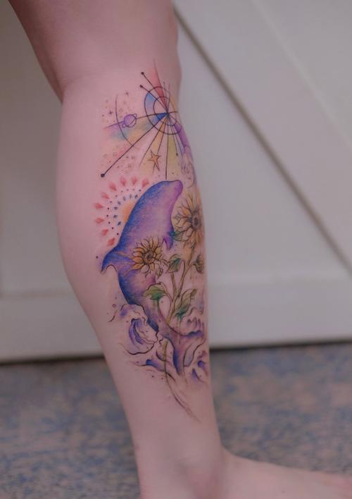 彩虹海豚纹身设计欣赏好看的女生小腿纹身图案5