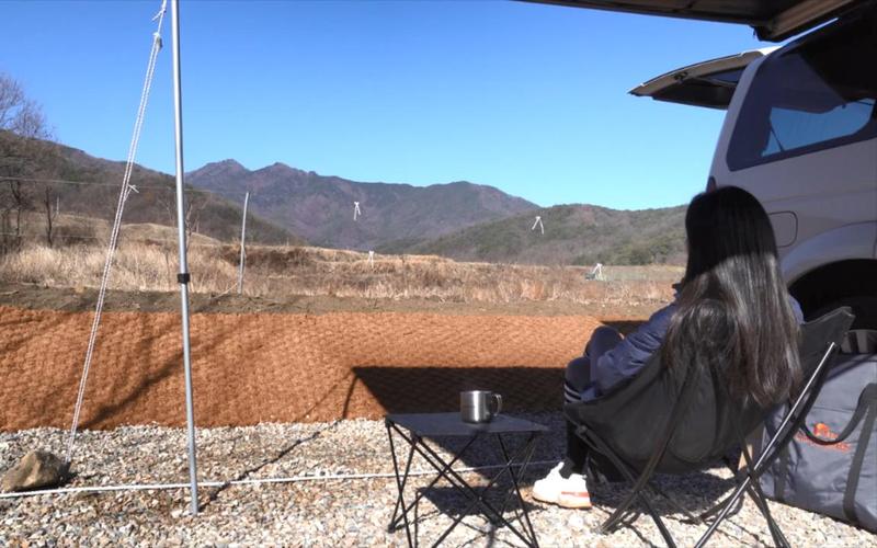 【露营女孩】在韩国恬静的乡村露营