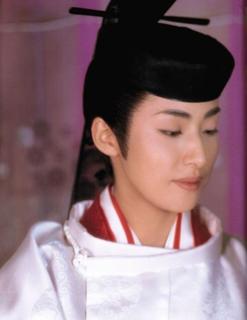 她在2001年主演的 《源氏物语·千年之恋》中再次反串出演男性