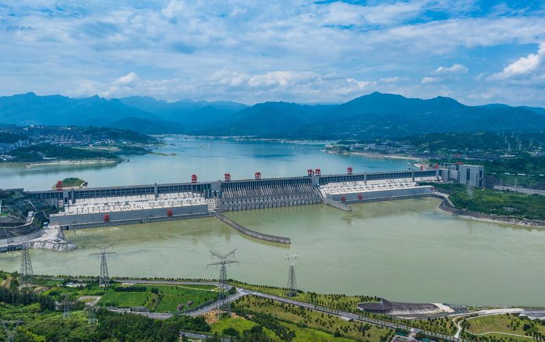 7月10日在湖北省宜昌市拍摄的长江三峡水利枢纽工程和右岸外送输电