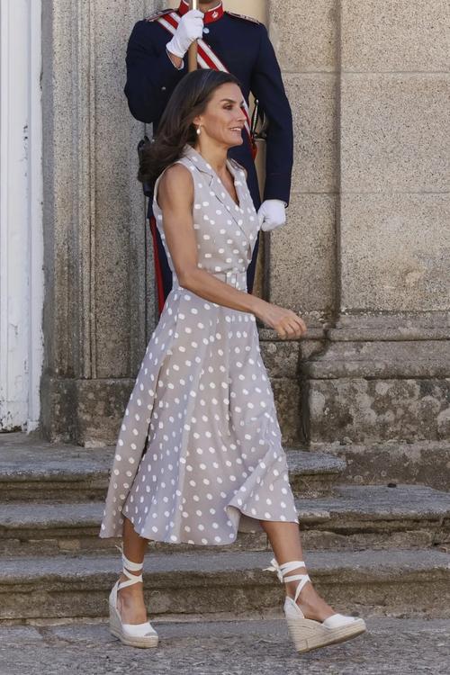 王室女人都爱穿坡跟草编鞋,看西班牙王妃,凯特王妃,时髦洋气