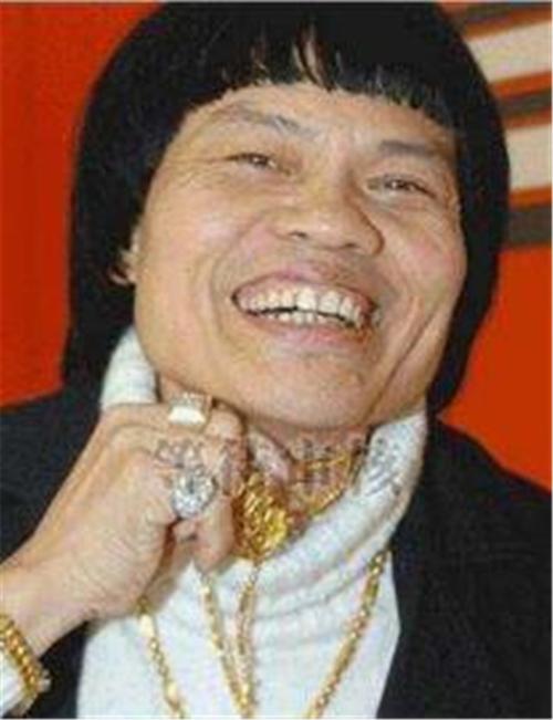 他便是叶竟生,艺名八两金,54年1月出生在香港,是一名中国香港电影演员