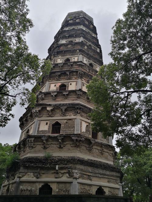 云岩寺塔已有1000多年历史,是世界第二斜塔,成为苏州古城的标志性建筑