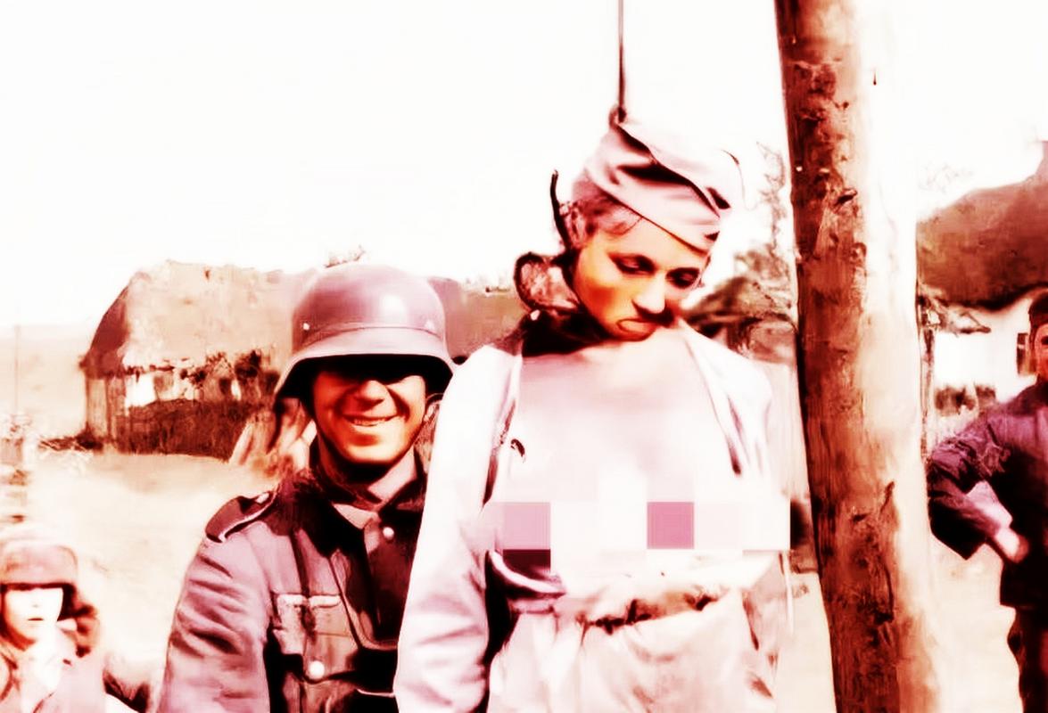 仔细看照片,被吊死的苏联女兵面部扭曲变形,嘴角歪斜,舌头垂在外面.