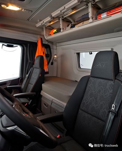 在内饰方面,斯堪尼亚xt系列采用更适合工程车的座椅面料材质,醒目的