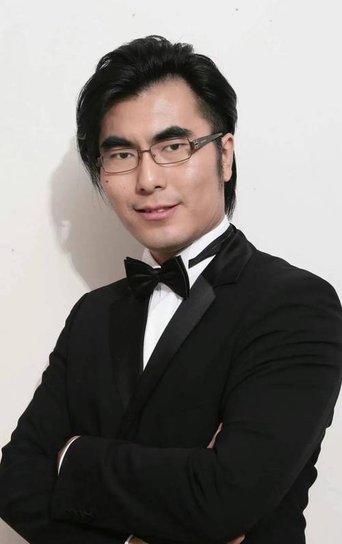 钢琴演奏家李玮捷,现任上海音乐学院副教授,硕士生导师,毕业于德国