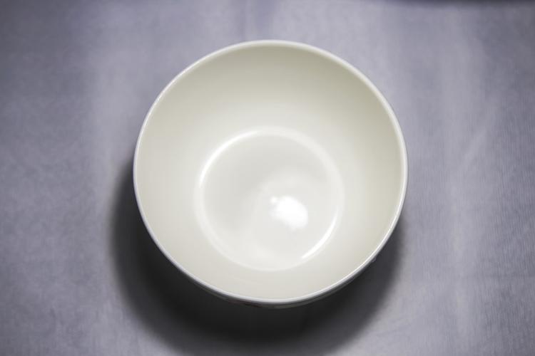 一个空空的白色的碗