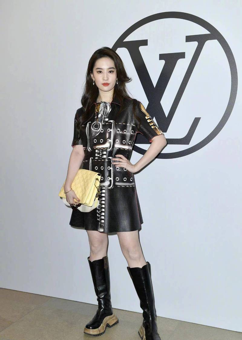 刘亦菲对节目的看法太受欢迎了,黑色的皮裙和靴子真是又美又飒!