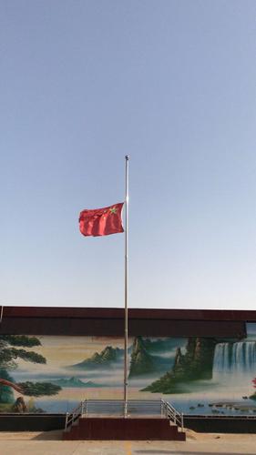早晨,团支部书记焦志丰老师将国旗缓缓升起,随后降半旗向抗击新勾状