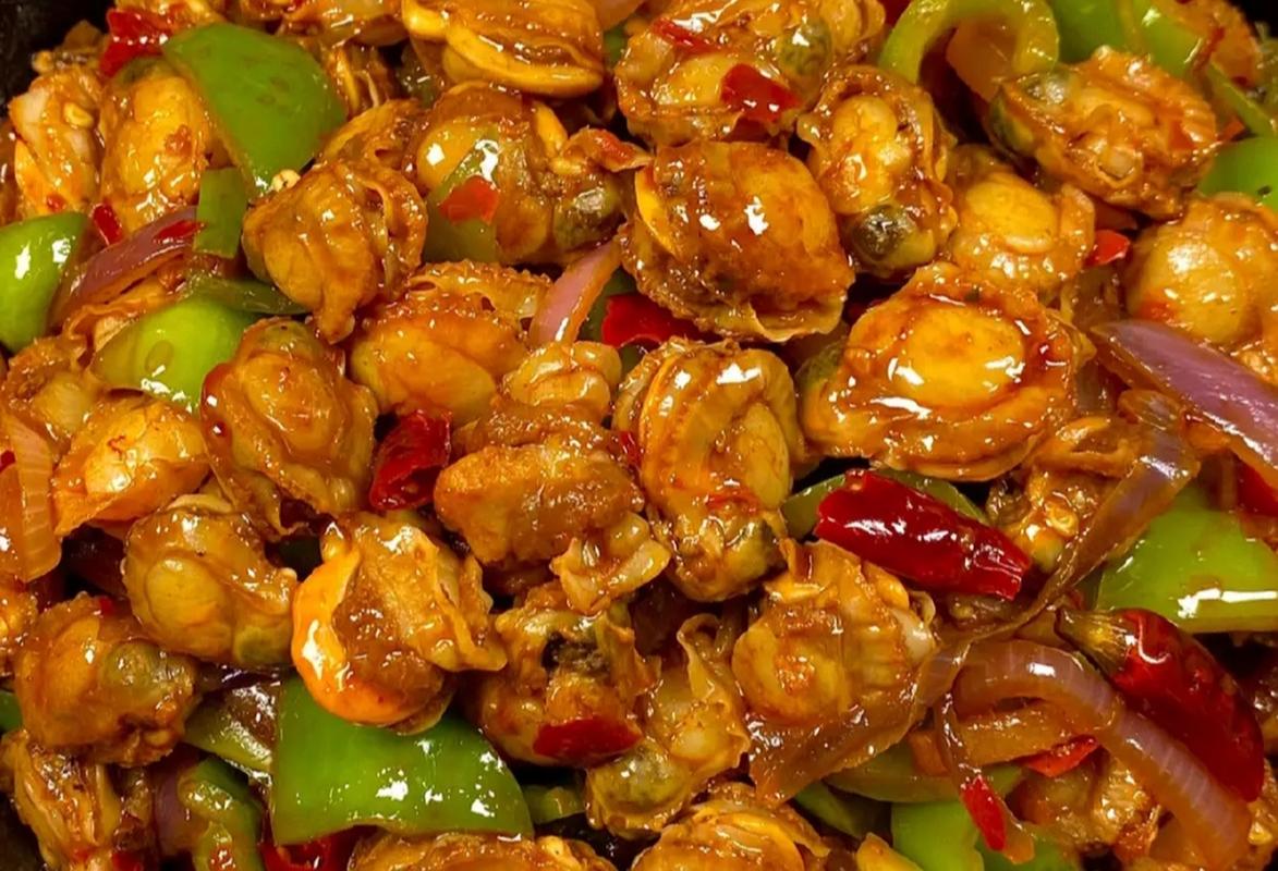 我的美食分享#  爆炒扇贝肉  所需食材:扇贝肉,葱姜洋葱,干辣椒,青椒