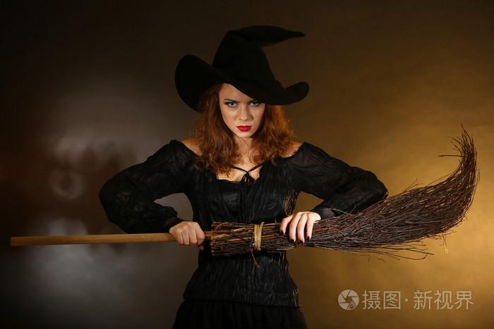 万圣节女巫用扫帚在深色背景上照片-正版商用图片1dth08-摄图新视界