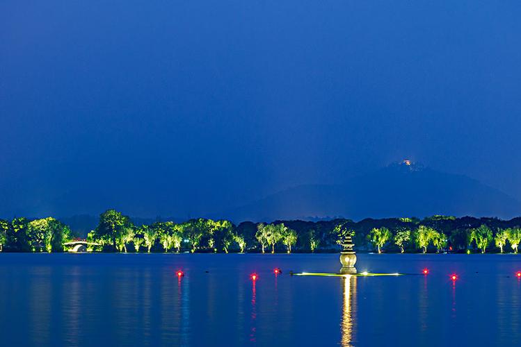 杭州西湖三潭印月夜景