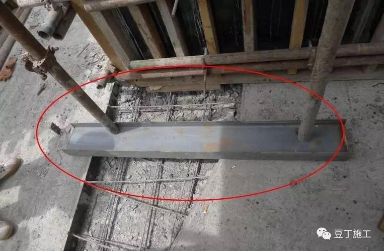 支撑体系立杆遇预留洞时,用槽钢或工字钢跨越