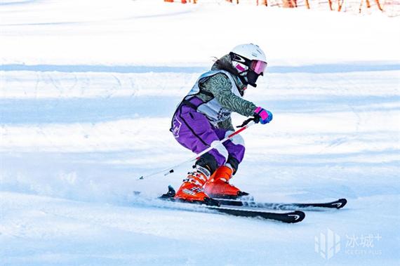 全国滑雪场联盟冰雪丝路杯粉雪联赛亚布力站激情开赛