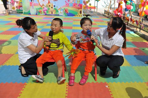 5月29日,在太原市儿童福利院,福利院的孩子为爱心"爸爸""妈妈"演唱