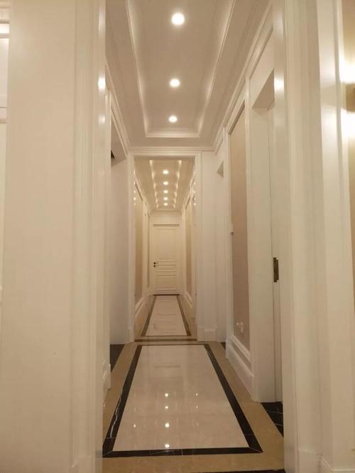 走廊铺地砖加圈波打线小空间也有层次感