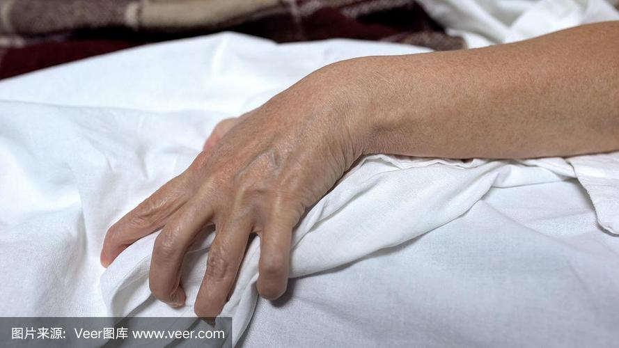 患病女性双手紧握床单,遭受强烈疼痛,严重抽筋