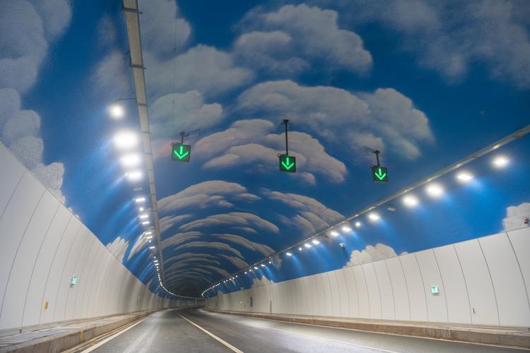 重庆高颜值龙洲隧道,带你行驶在"蓝天白云"下