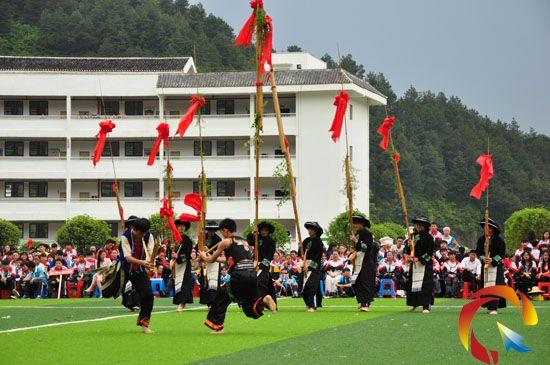 雷山民族中学举行体育艺术节欢庆"五一"(图)