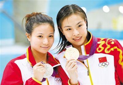 8月5日,中国选手吴敏霞(右),何姿在颁奖仪式上.