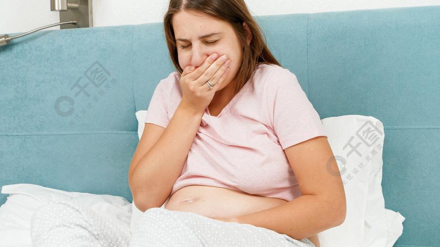 生病的孕妇早上躺在床上时感到恶心和咳嗽的画像怀孕期间的医疗保健和