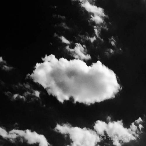 孤立的白云在黑色的天空上