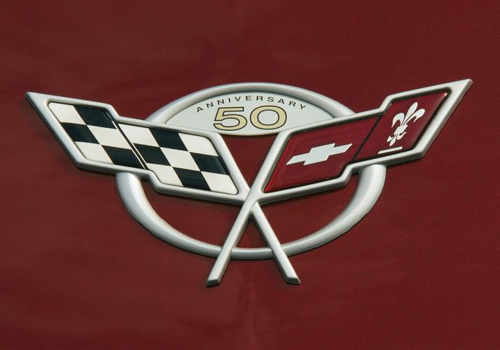 这代科尔维特延续了第四代logo中格子旗在左侧,雪佛兰logo和奖杯在