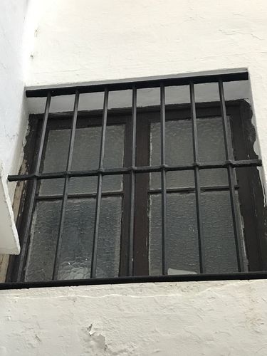 爱上西班牙古老的手工铸铁防盗窗