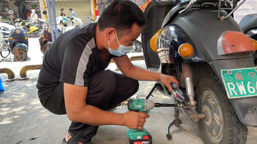 星期六协会会员单位广西贵东乾贸易有限公司社区居民修电动车