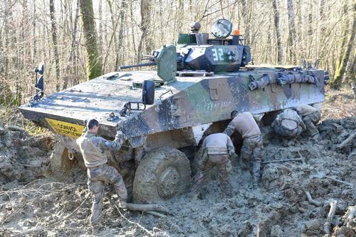一辆法国陆军vbci轮式步兵战车车轮被淤泥限住了