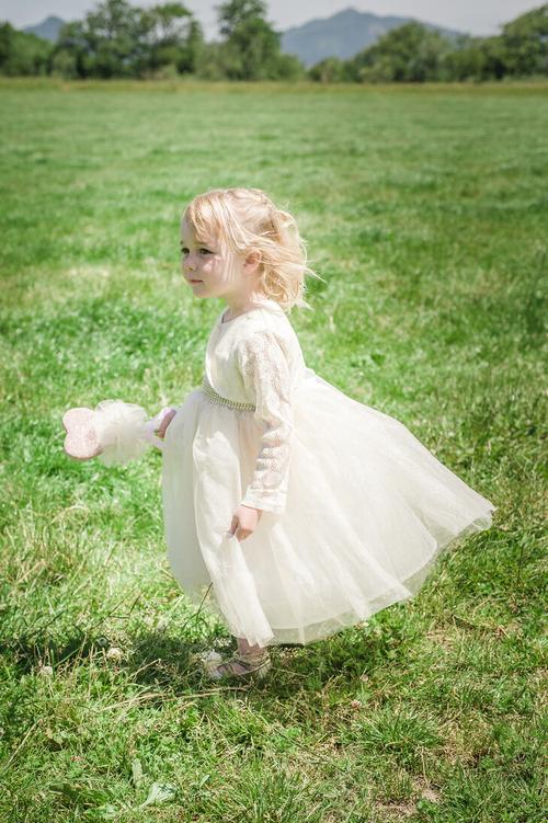 穿蓬蓬裙婚纱的小花童们甜美可爱从小开始