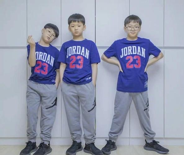 韩国宋家三胞胎长大了晒9岁生日照