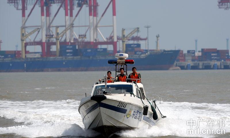 9月17日,浙江边防总队海警二支队33048巡逻艇正在上海巡查海域情况.
