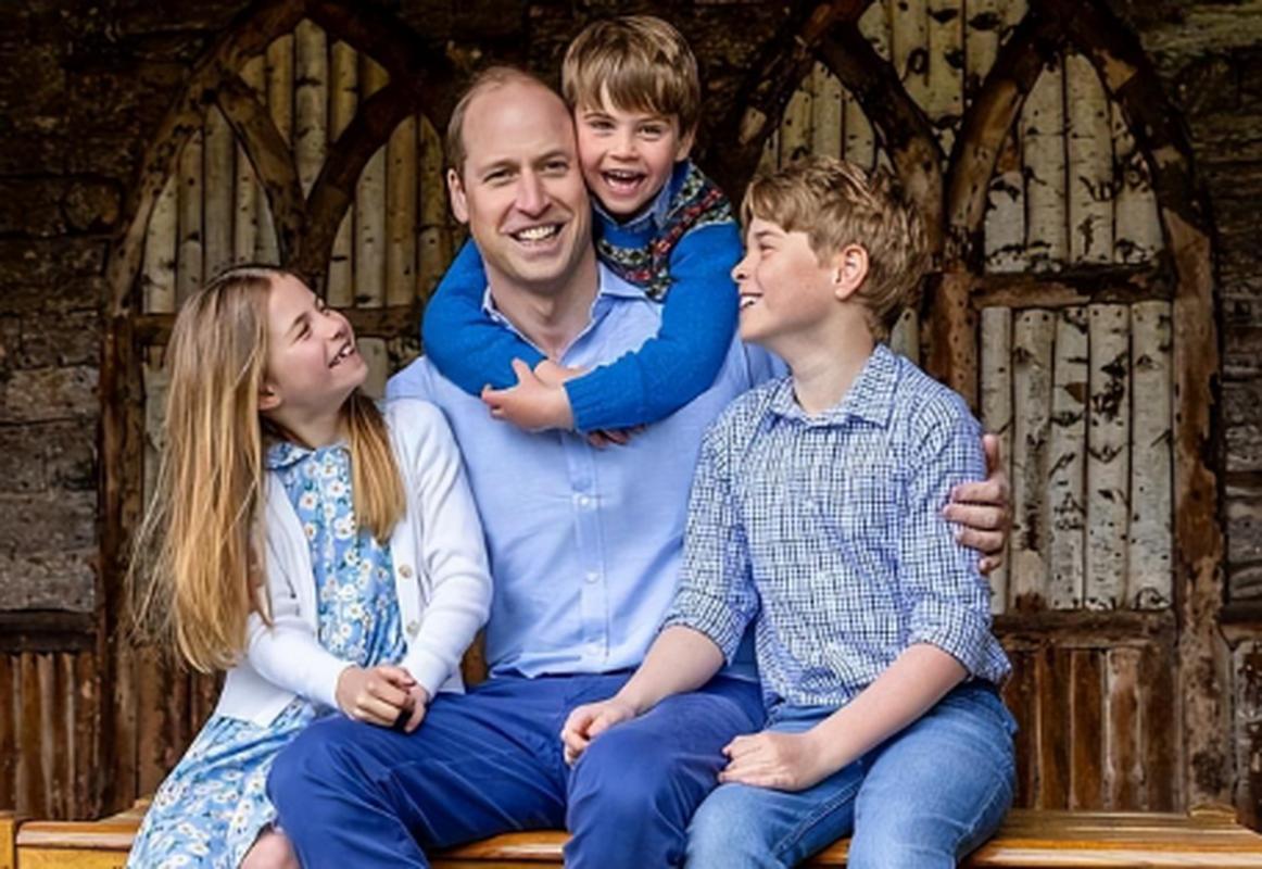 威廉真的是太幸福了,父亲节的时候,威廉和三个孩子合照,我们看到威廉