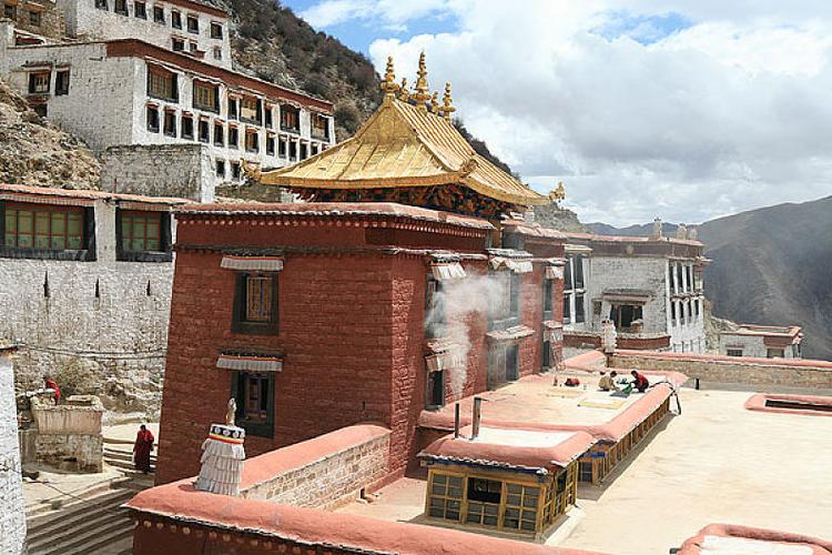 西藏甘丹寺的建筑_图片素材