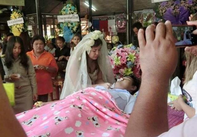 女子在葬礼上完成特殊婚礼,在场者无不动容落泪!