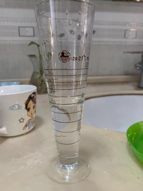 我们可以发现这个装了水的玻璃器皿的体积是50毫升.
