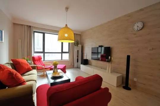 客厅北欧风情木地板浅色的地板最合适北欧的简约风,和红色的沙发搭配