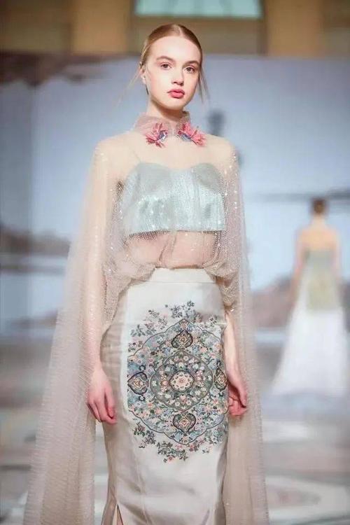当旗袍融入现代风,"中国风"旗袍亮相时装周,再次震撼时尚界!