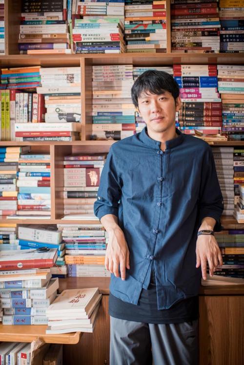 对话每天站着写作7小时的青年作家李禹东,大量阅读才能激情迸发