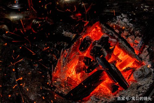 安徽金寨,山里人家,除夕习俗:一盆迸射火花的炭火能预示来年人旺,财旺
