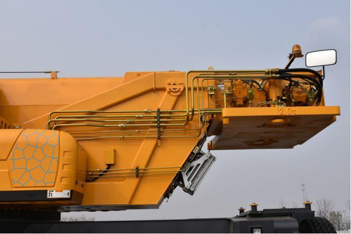 徐工新品xct80l61吊车行业最长六节60米u型主臂平衡重总重达246吨