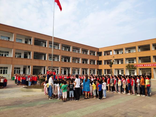 新学期新起点新希望港头镇傅庄小学举行第一次升旗仪式