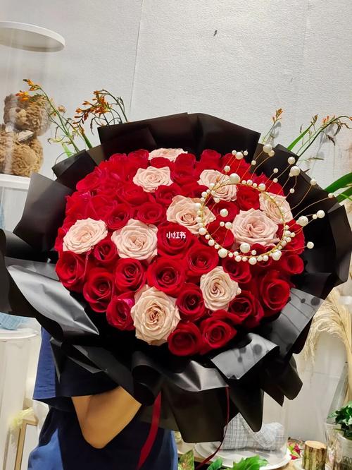 最近大家都扎堆订婚结婚吗最近做红玫瑰花束做到吐了,主要是卡罗拉刺