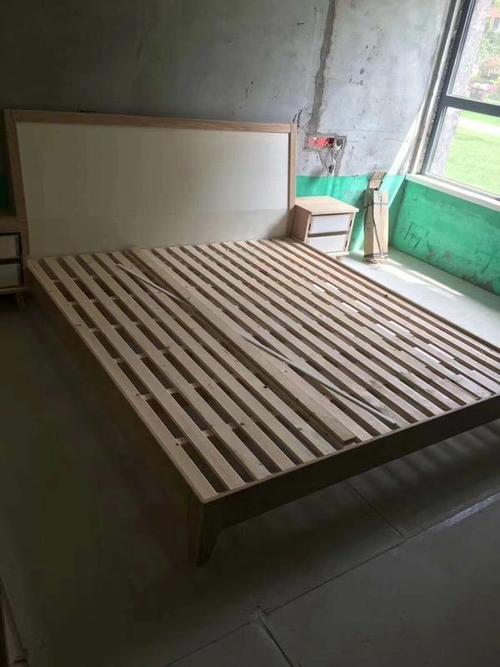 绵阳装修江水平木工收尾现场做床和床头柜床头背景定做软