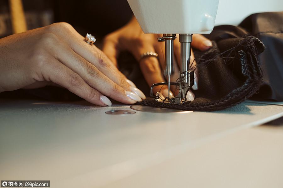 女裁缝缝纫机上工作工人图像