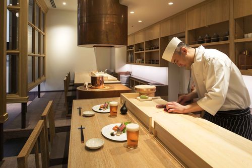 与休闲场所,其中位于51层,以日本料理为主打的tavern餐厅显得光彩夺目