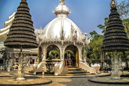 清迈的龙坤艺术庙(白庙)是当代打破传统特色的一座佛教和印度教寺庙