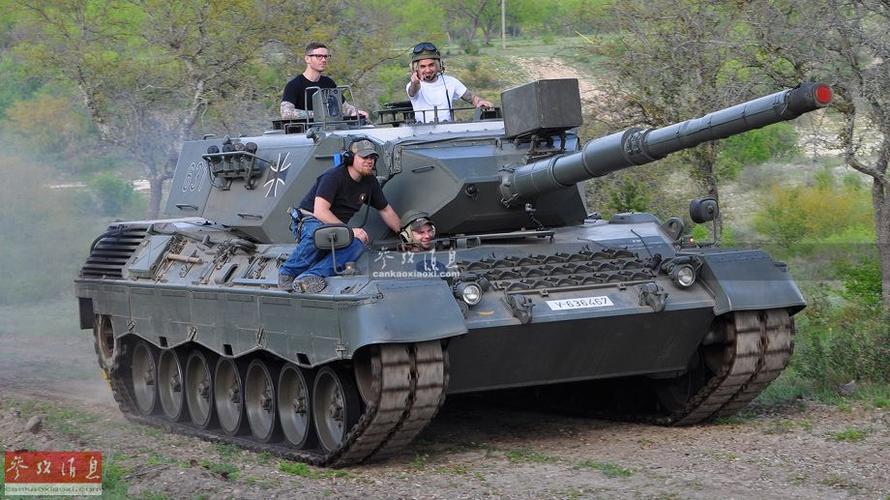 军迷乘坐德制豹1a4主战坦克体验驾驶,价格为1199美元.